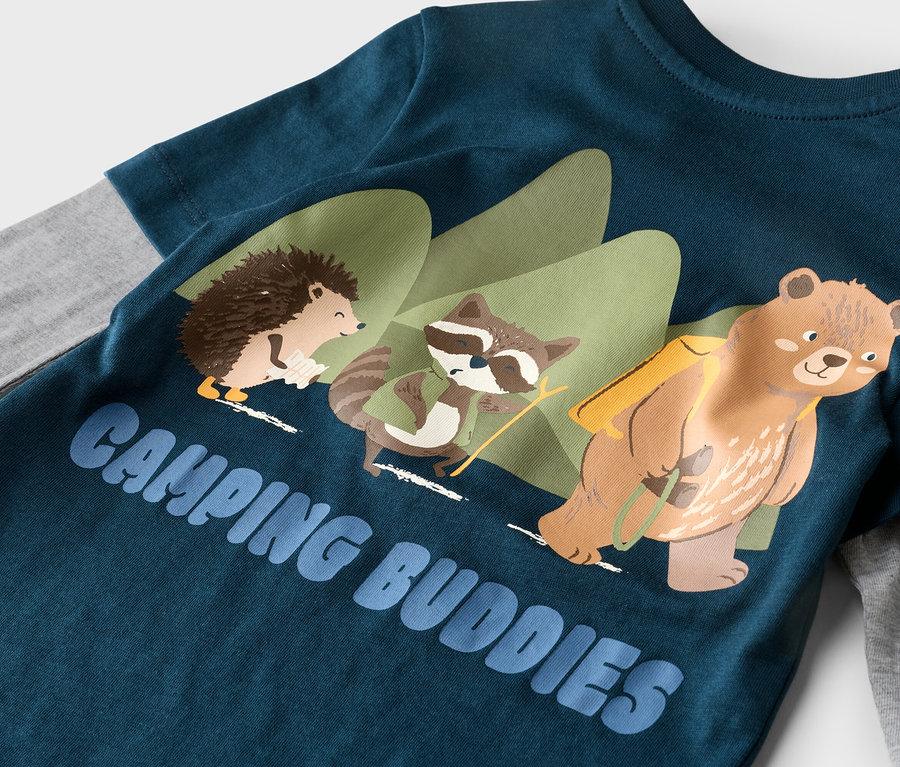 T-shirt bleu à manches longues avec un hérisson, un raton laveur et un ours avec un sac à dos et l'inscription « Camping Buddies ».