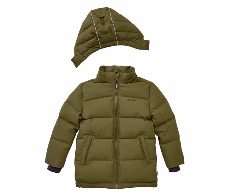 Doudoune verte avec capuche assortie. La veste a un col montant, une fermeture éclair intégrale et deux poches.