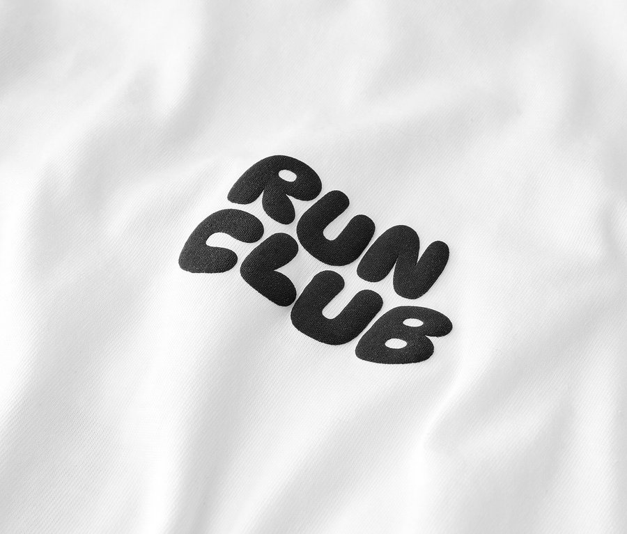 T-shirt de sport blanc avec l'inscription noire "RUN CLUB".