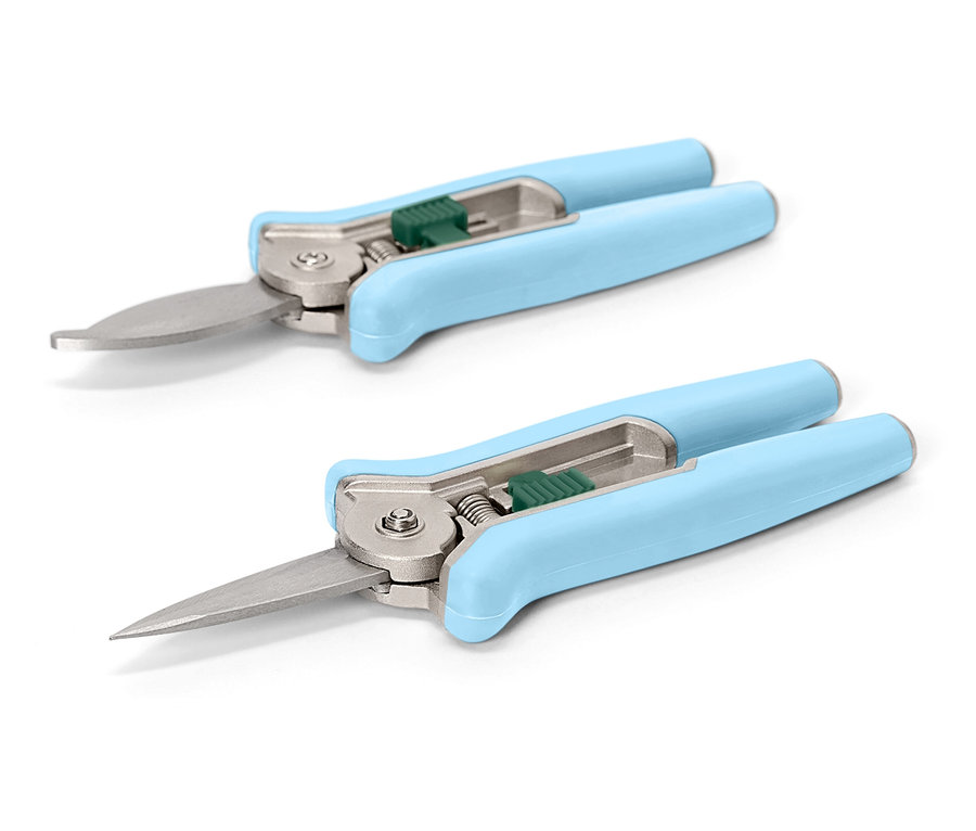 Deux sécateurs de jardin vert-bleu clair disposés en diagonale sur un fond blanc.