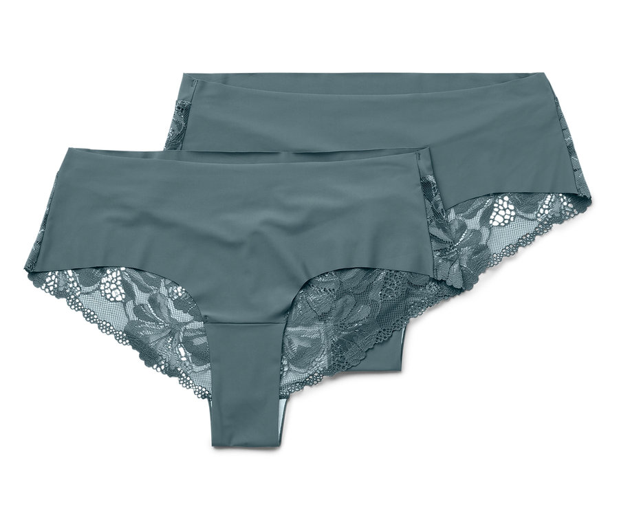Deux culottes bleu-gris pour femmes avec des détails en dentelle sont posées l'une sur l'autre.