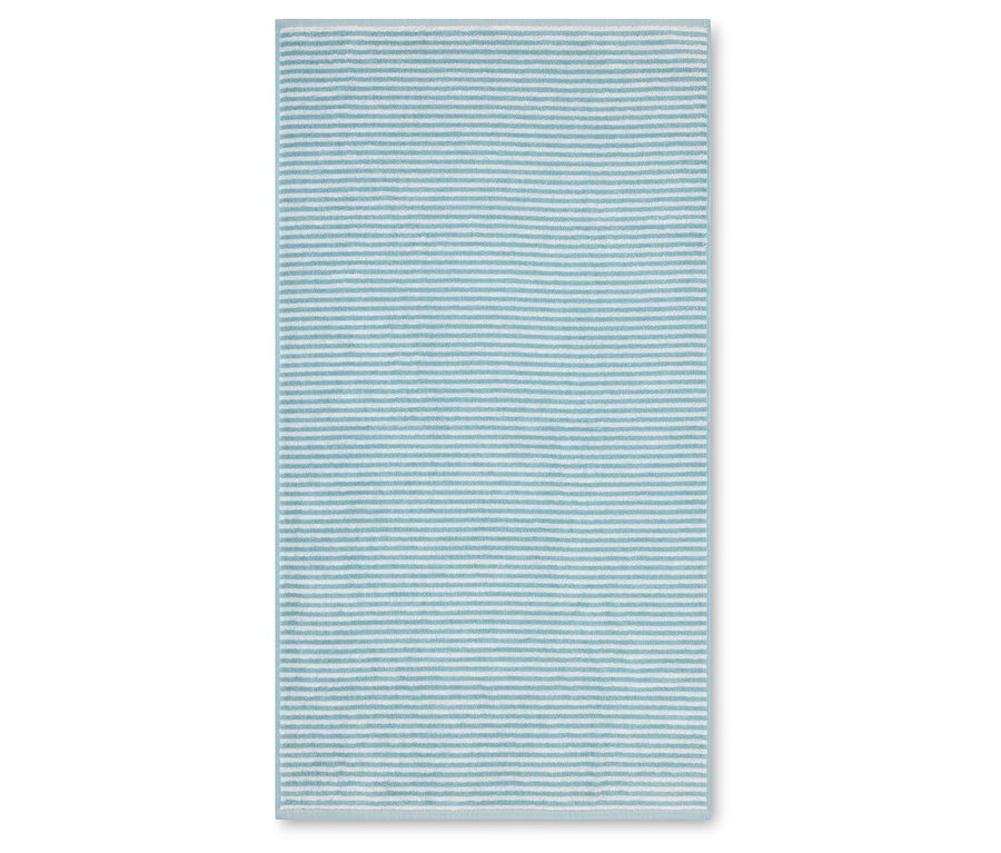 Une serviette rayée bleu clair posée à plat sur une surface blanche.