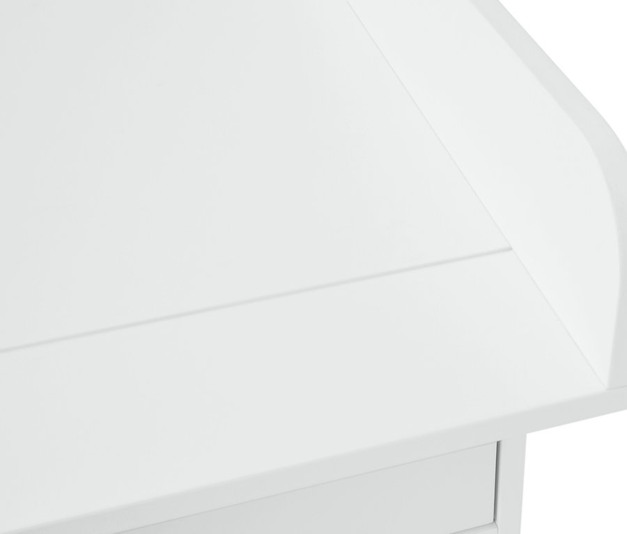 Gros plan d'une commode blanche avec un tiroir.
