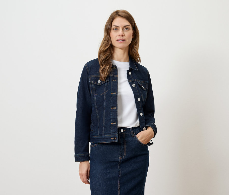 Femme portant une veste en jean et une jupe