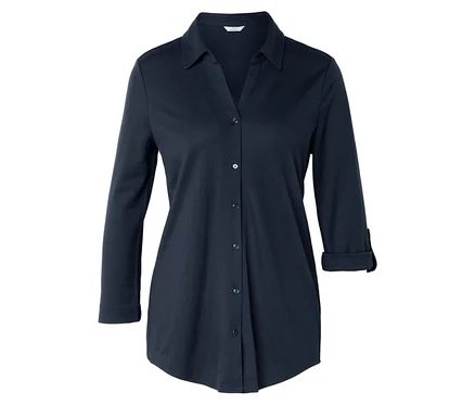 Chemise bleu foncé à manches longues retroussées.
