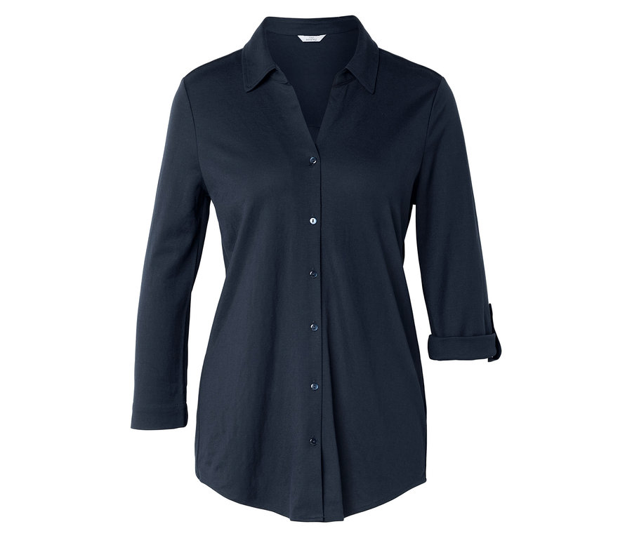 Chemise bleu foncé à manches longues retroussées.