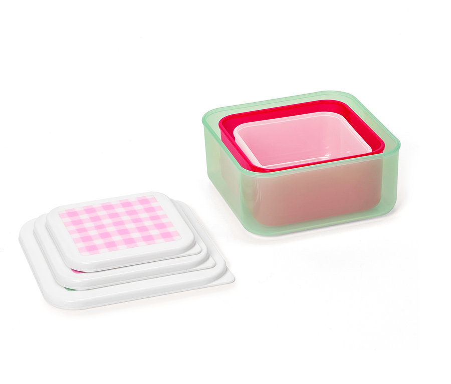 Trois couvercles de récipients carrés empilés avec un motif à carreaux rose et blanc et trois récipients carrés de stockage des aliments de couleur rose et verte imbriqués les uns dans les autres.