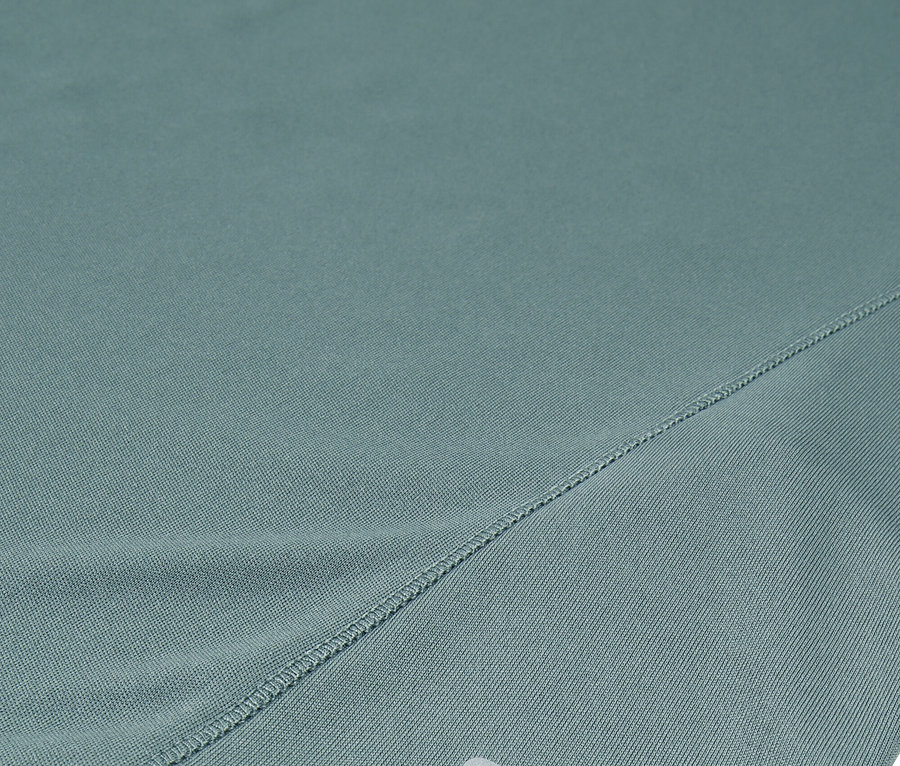Gros plan d'un short Fila turquoise avec un logo argenté.