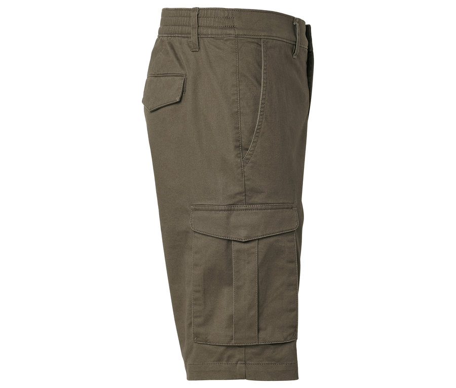 Gros plan d'un short cargo vert olive avec des poches.