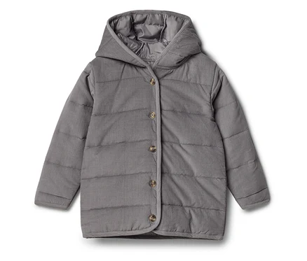 Veste en velours côtelé grise matelassée avec capuche et fermeture boutonnée.