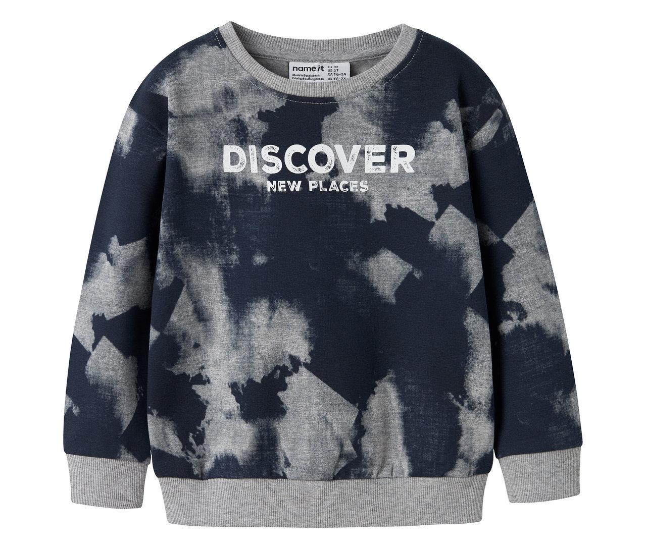 Le sweat-shirt NAME IT en batik est posé sur un fond blanc.