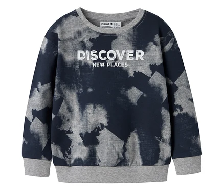 Le sweat-shirt NAME IT en batik est posé sur un fond blanc.