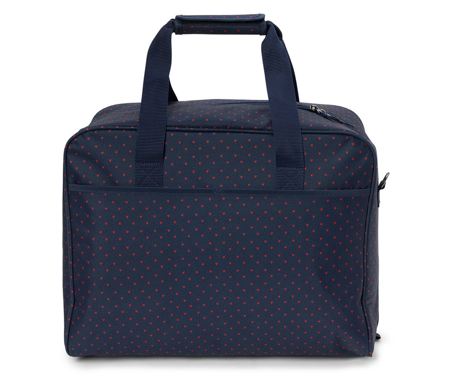 Un sac de voyage bleu marine à petits cœurs rouges et à anses bleu marine.