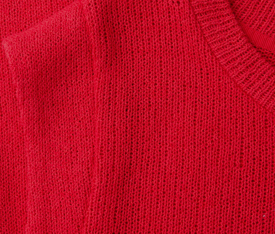 Gros plan sur une chemise Street One rouge avec un motif tricoté.