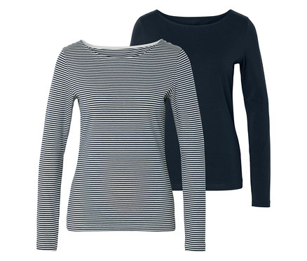 Deux t-shirts à manches longues. Le t-shirt avant est blanc avec de fines rayures horizontales bleu marine et un large décolleté. Derrière, un t-shirt uni bleu marine est visible.