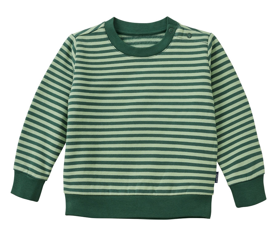 T-shirt vert à manches longues avec des rayures vert clair, un col rond, des poignets et un ourlet vert foncé, et deux boutons-pression sur l'épaule gauche.