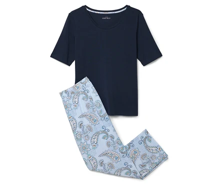 Un t-shirt bleu marine EVERY body est posé à côté d'un pantalon bleu clair à motifs cachemire.