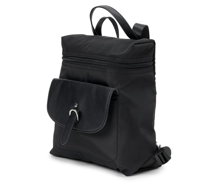 Gros plan d'un sac à dos noir avec un rabat et une fermeture à bascule.