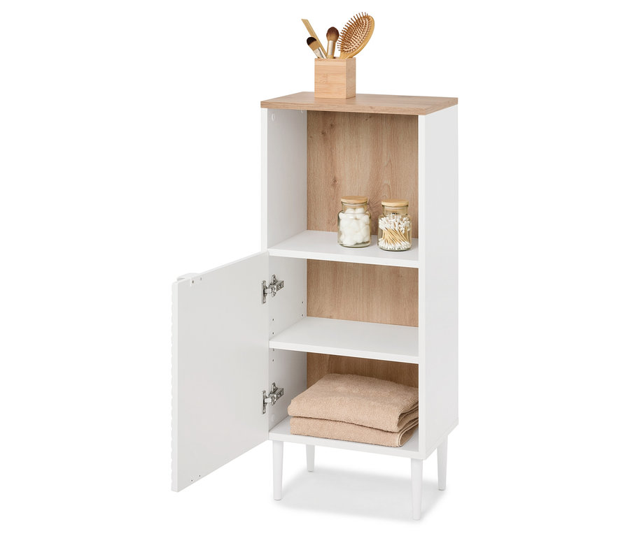 Une armoire de salle de bain blanche avec une porte ouverte. Sur le dessus, il y a des produits cosmétiques, à l'intérieur des étagères avec des boules de coton, des cotons-tiges et des serviettes.