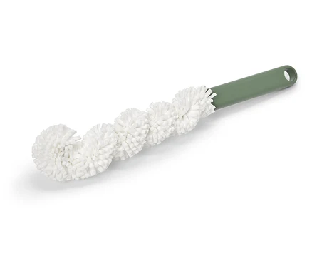 Une brosse de nettoyage avec un manche vert et des poils blancs, duveteux et en spirale.