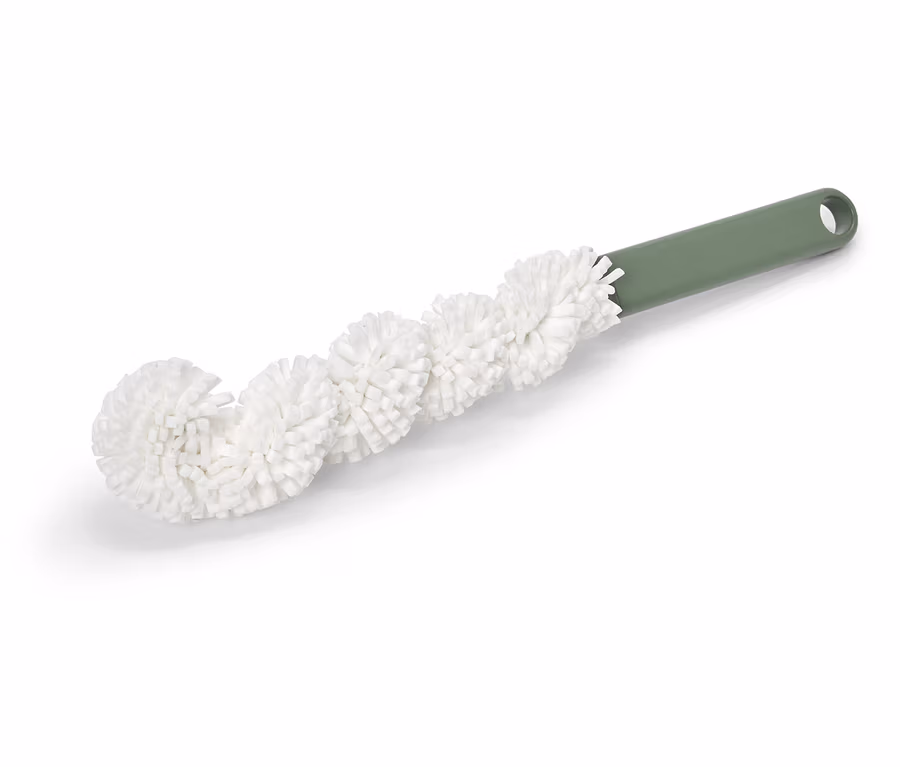 Une brosse de nettoyage avec un manche vert et des poils blancs, duveteux et en spirale.