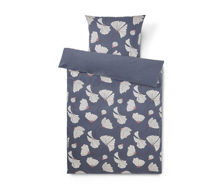 Parure de lit bleu foncé avec housse de couette et taie d'oreiller, ornée d'un motif de fleurs blanches en éventail avec des accents roses. La housse de couette est pliée, révélant un dessous uni bleu foncé.