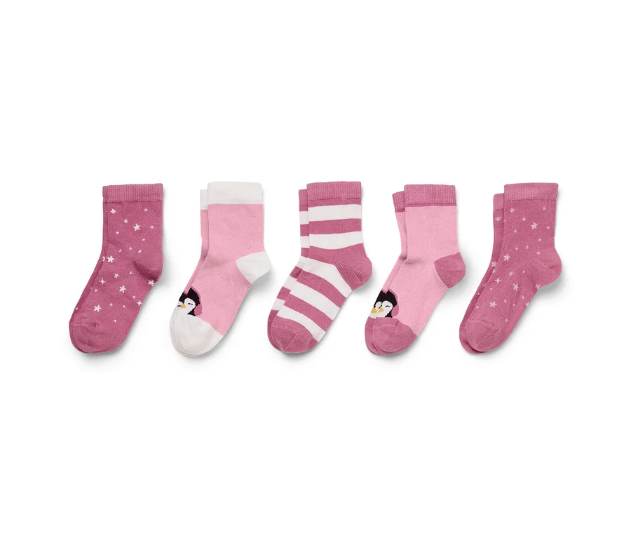 Cinq chaussettes roses aux motifs variés alignées. De gauche à droite : une chaussette rose foncé à étoiles blanches, une chaussette rose clair avec un revers, un talon et une pointe blancs et un visage de pingouin, une chaussette rayée rose foncé et blanc, une chaussette rose clair avec un talon et une pointe blancs et un visage de pingouin, et une chaussette rose foncé à étoiles blanches.