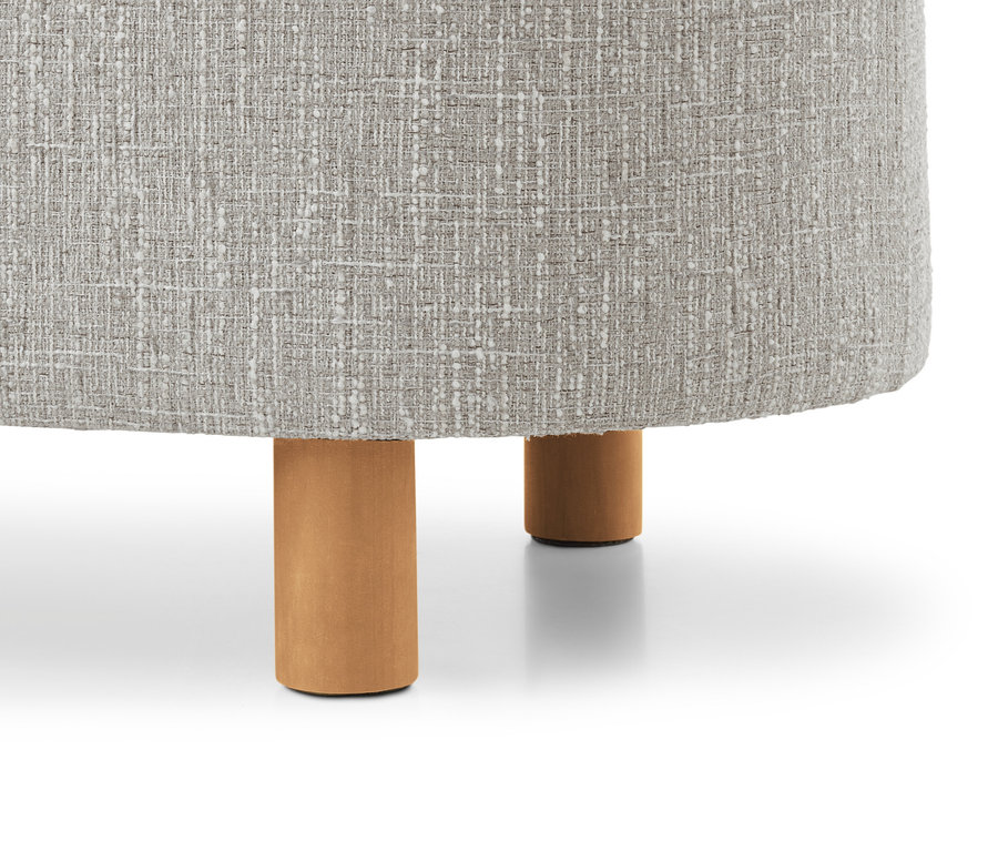 Partie inférieure d'un meuble rembourré gris clair texturé avec deux pieds cylindriques en bois sur fond blanc.