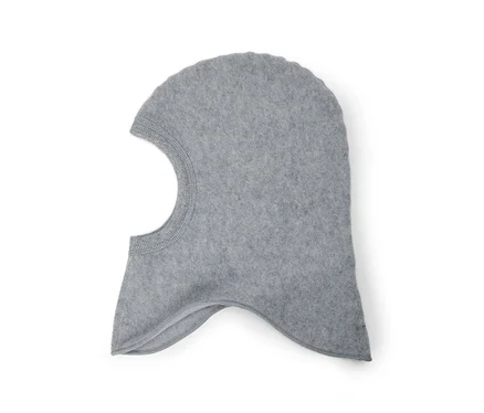 Cagoule grise en tissu doux avec ouverture pour le visage, posée à plat.