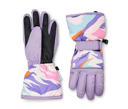 Deux gants d'hiver, l'un paume vers le haut, l'autre paume vers le bas, de couleur lavande avec un motif abstrait coloré sur les poignets dans des tons de violet, rose, orange, bleu clair et blanc. La paume du gant gauche est noire, celle du droit est lavande. Les deux ont des sangles de poignet réglables.