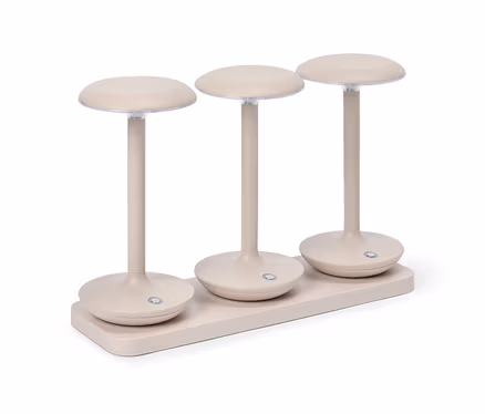 Trois lampes beiges sur une base de chargement rectangulaire. Chaque lampe a une base ronde, une tige fine et une source lumineuse plate et ronde.