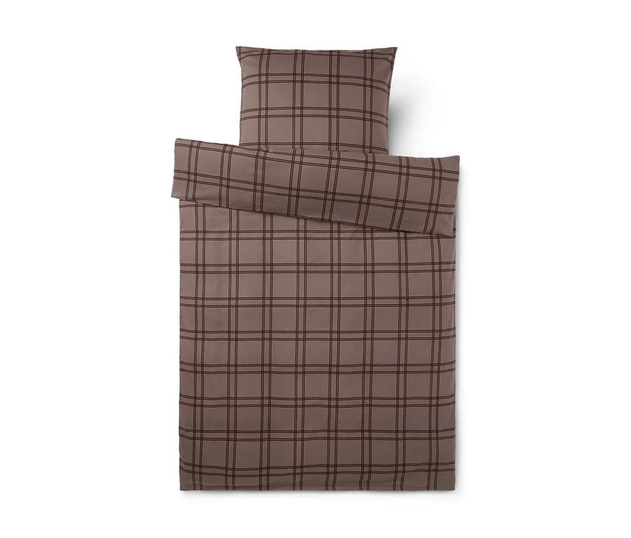 Parure de lit à carreaux marron, composée d'une housse de couette et d'une taie d'oreiller. La housse de couette est pliée, la taie d'oreiller est posée dessus, les deux présentant un motif à carreaux marron et marron foncé.
