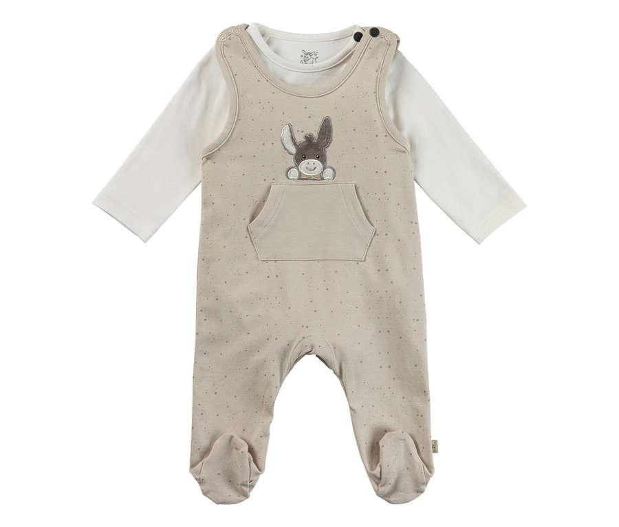 Salopette bébé beige avec pieds intégrés, application âne et poche avant, portée sur un haut blanc à manches longues.