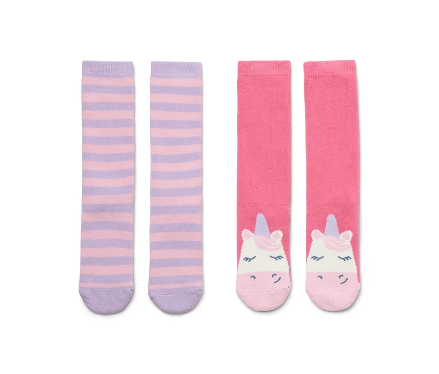 Deux paires de chaussettes sont côte à côte. Une paire est rayée violette, l'autre rose avec un motif de licorne.