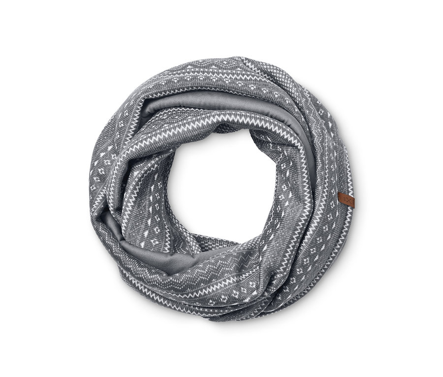 Une écharpe-tube en tricot polaire grise à motifs est disposée en cercle.