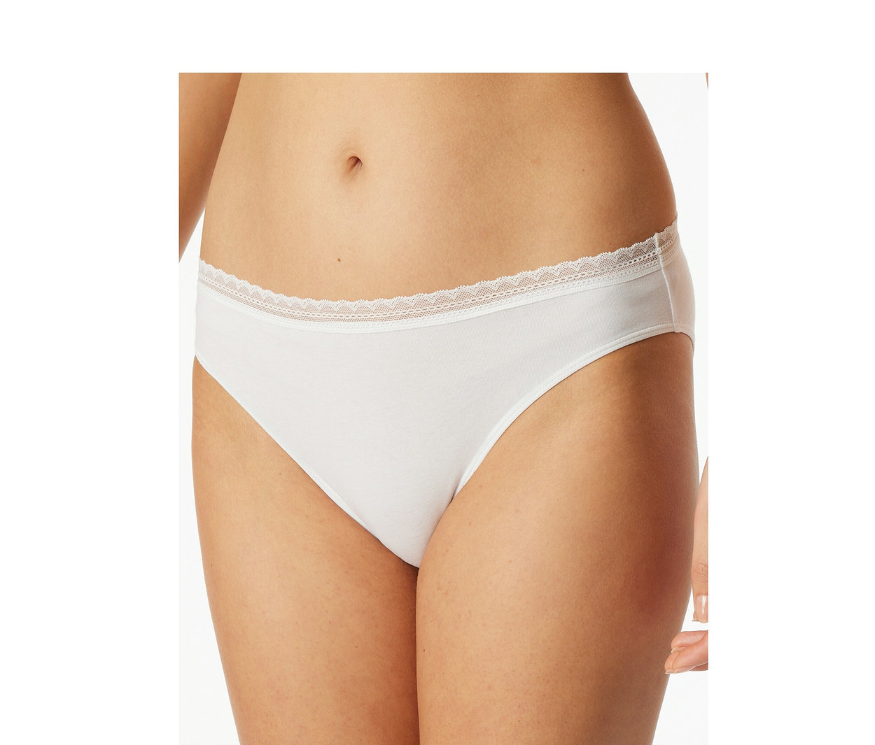 Une personne porte un slip Rio SCHIESSER blanc avec une bordure en dentelle.