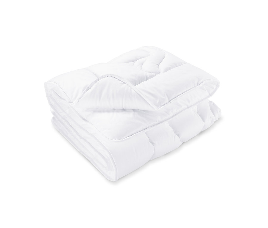 Couette et oreiller pour enfant blancs et pliés.