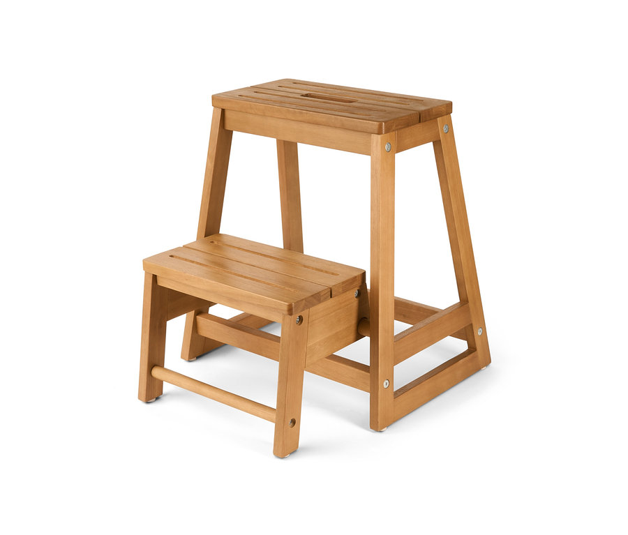 Un marchepied escamotable en bois massif sur fond blanc.