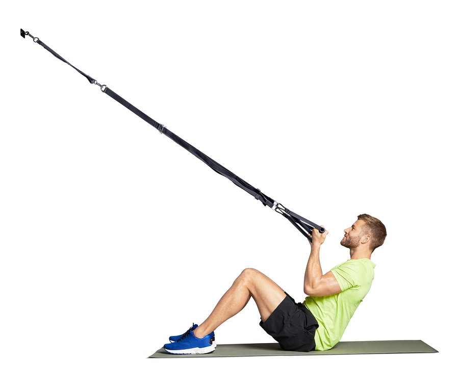 Homme s'exerçant avec des sangles de suspension.