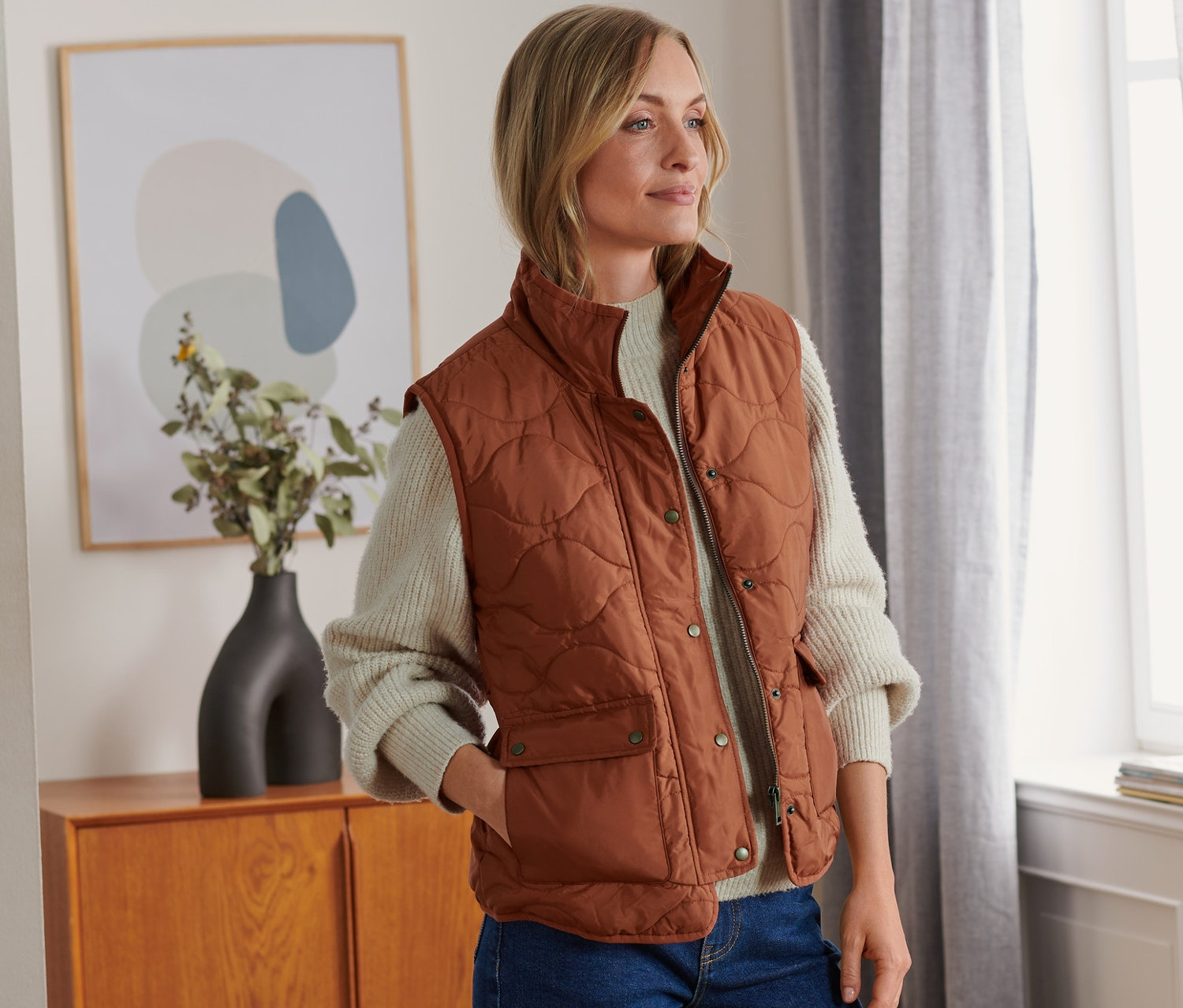 Femme portant un gilet matelassé.