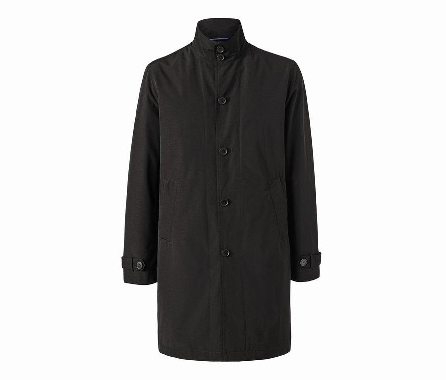 Manteau noir avec col montant.