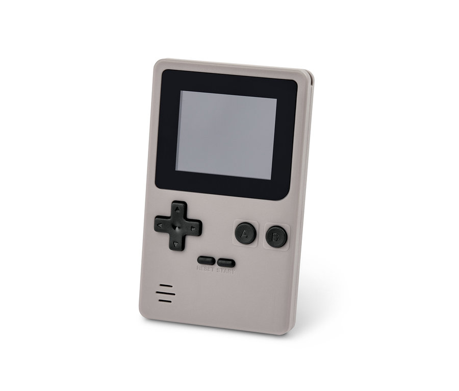 Gros plan sur une mini-console de jeux rétro grise.