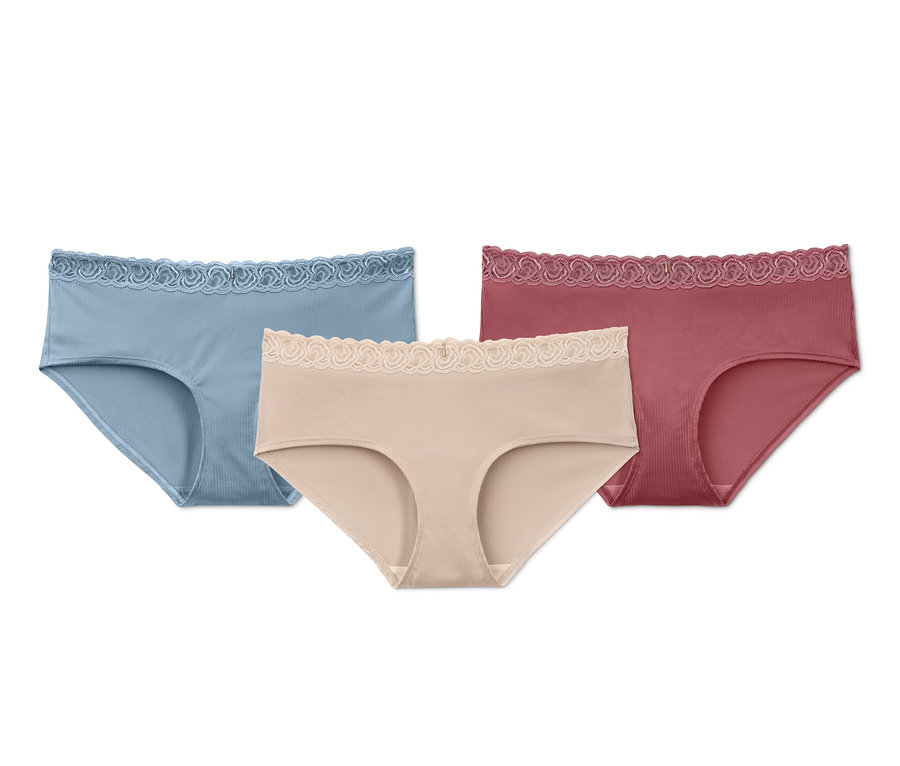 Trois culottes : bleu, beige et framboise.