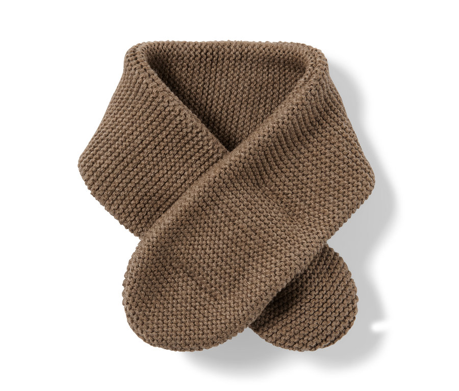 Écharpe en maille marron.
