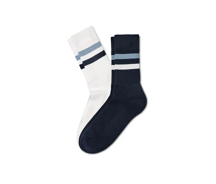 Deux paires de chaussettes bleu et blanc en maille côtelée.
