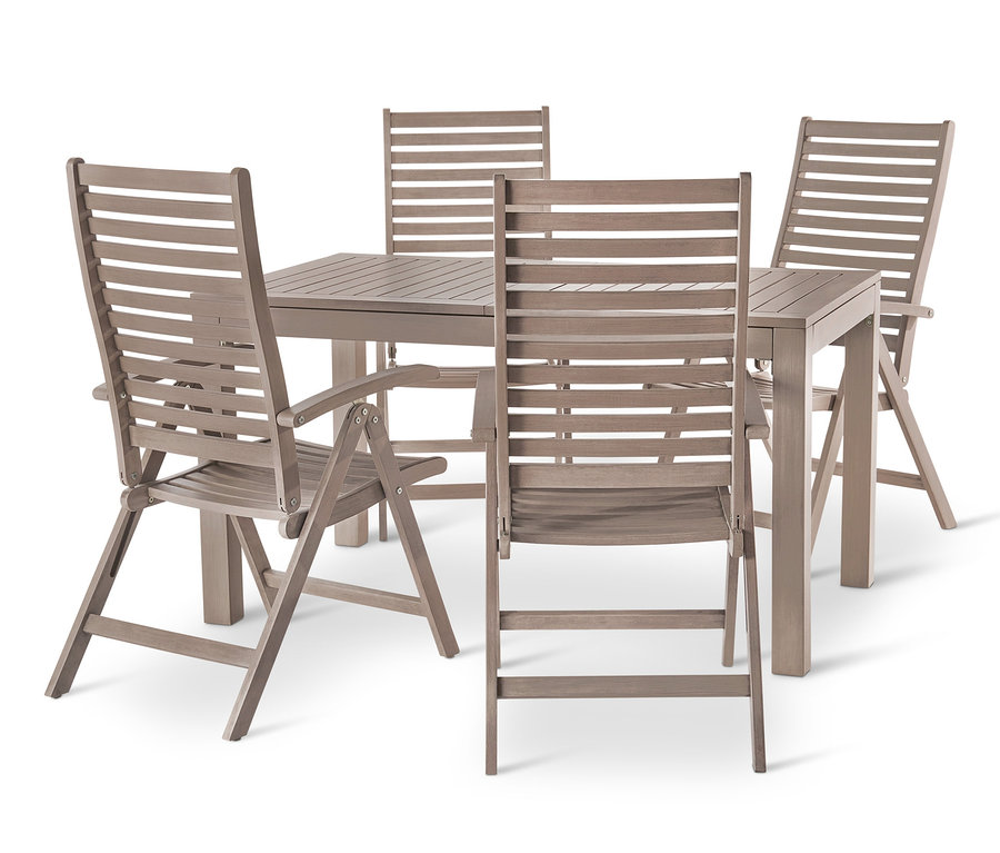 Quatre chaises « Leira » avec dossier haut réglable autour d'une table à rallonge « Leira » avec un trou pour le parasol.