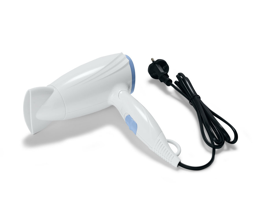Un sèche-cheveux blanc de l'ensemble de voyage sèche-cheveux et fer à lisser est posé sur un fond blanc.