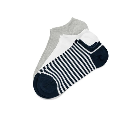 Trois paires de socquettes de sport, basiques : une grise, une blanche et une rayée bleu et blanc.