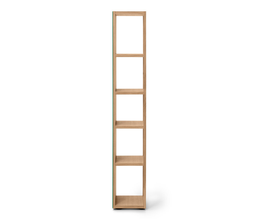 Étagère étroite en bois avec cinq tablettes et un accent vert sur le côté.