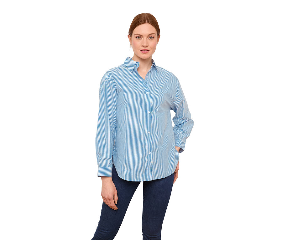 Femme portant une chemise en popeline rayée.